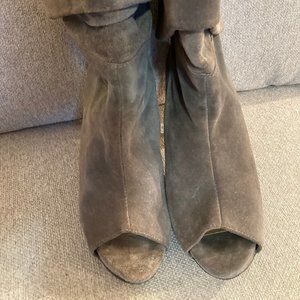 GREY SUEDE VINCE CAMUTO HIGH PEEPTOE BOOTIES 7.5M